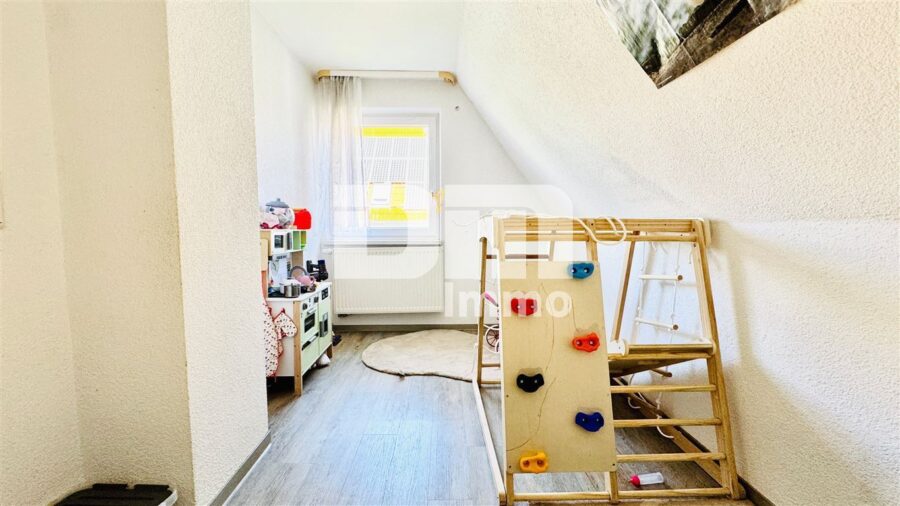 Kernsaniertes Einfamilienhaus mit Doppelgarage, großem Garten und Home-Office-Oase - OG / DG Kind 2